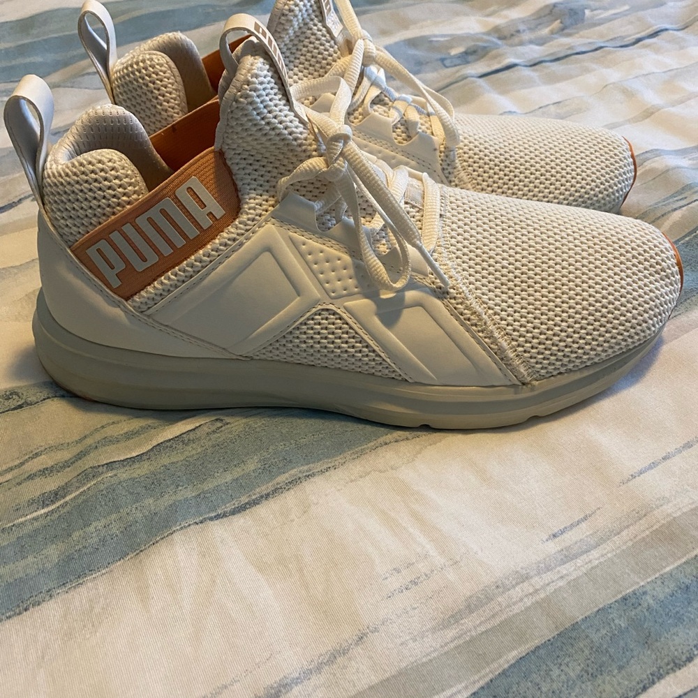 Women’s off white Puma size 10. Don’t have the original box.